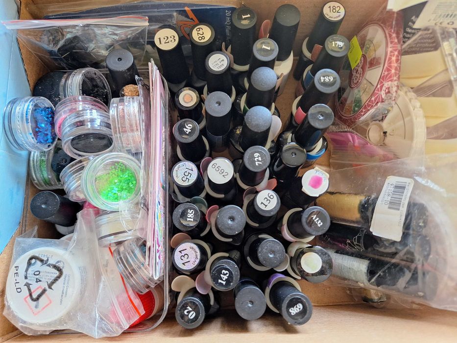 Гел лакове и други декорации за маникюр