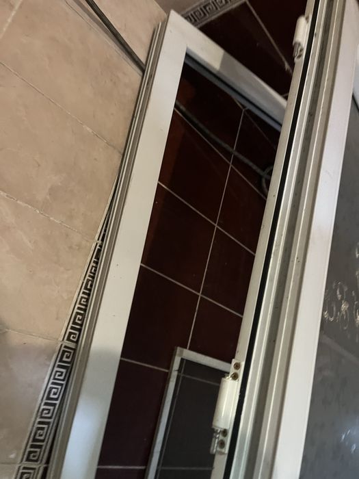 Пластиковый дверь в отличном сост.