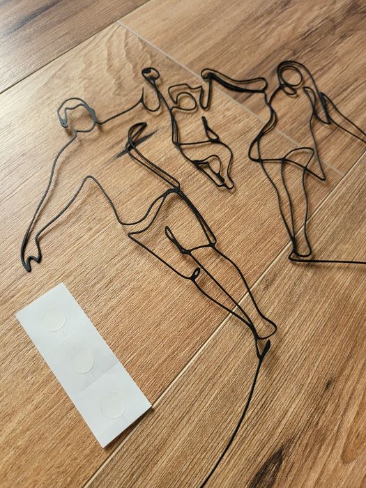 Tablou familie cu 1 copil, 21×22 cm mama, tata si fetita/băiat. Sculptura din fir continuu de sarma
