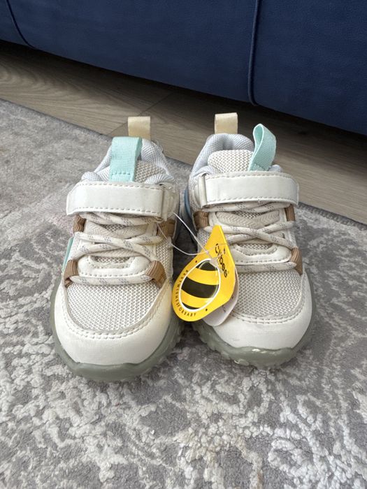 Продам новые кроссовки