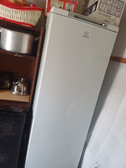 Морозильник в отличном состоянии работает