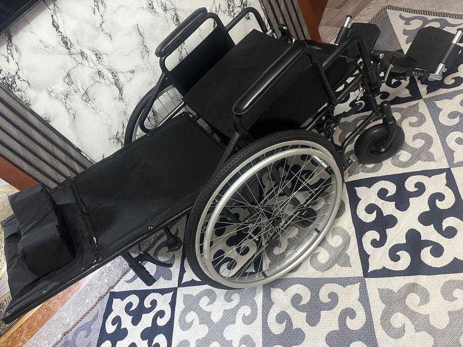 Продам инвалидную кресло-коляску Silver 110