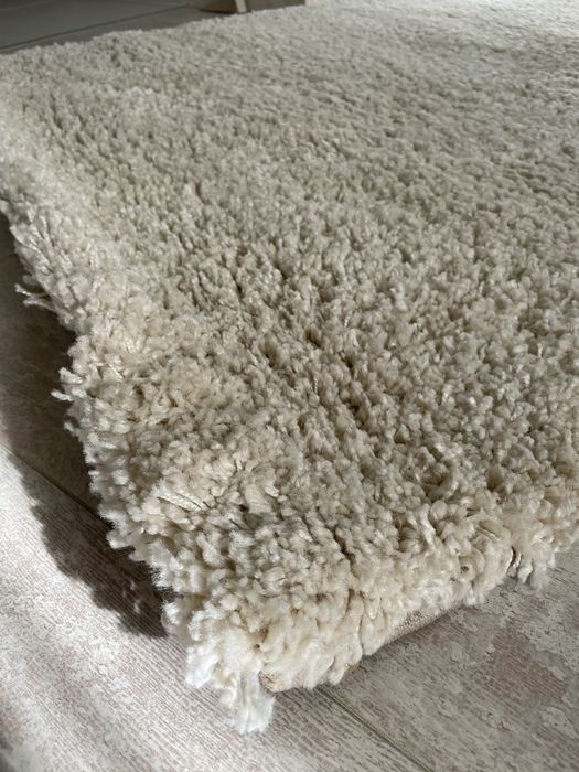 Уютен и много мек бежов килим