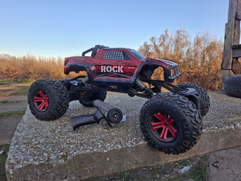Продавам RC джип ROCK 1/5 с дистанционно и зарядно за дете