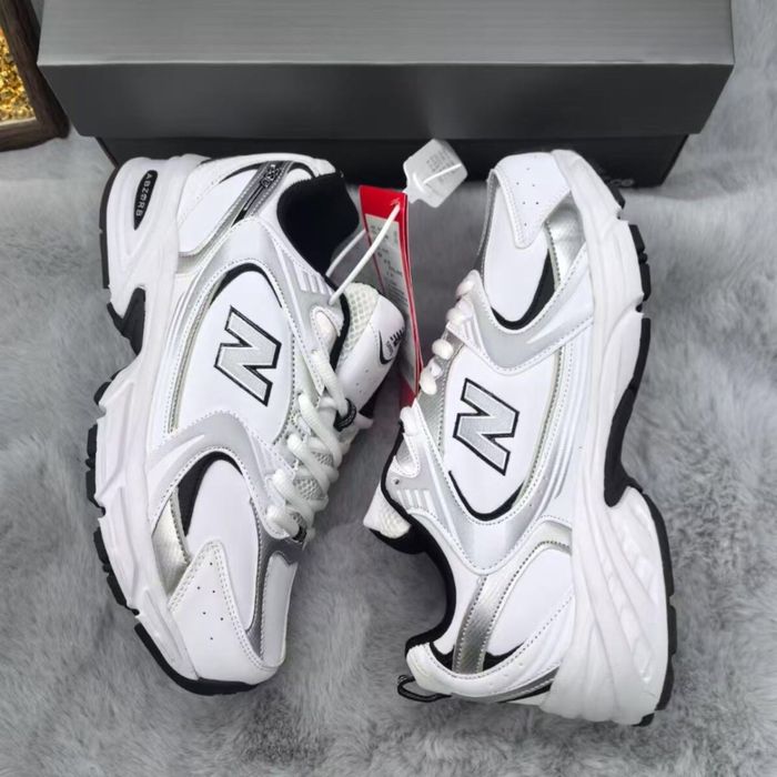 Продается мужские кроссовки