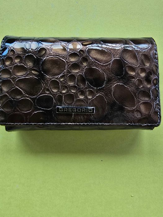 Лачено портмоне с крокодилски принт