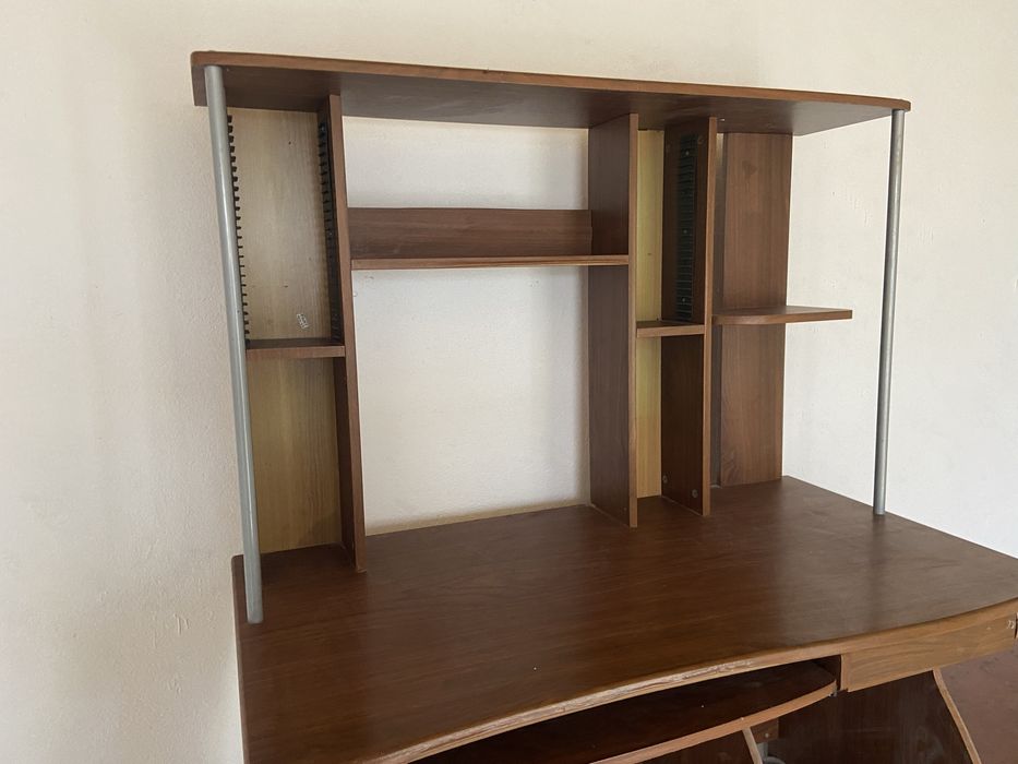 Стол для компьютера.