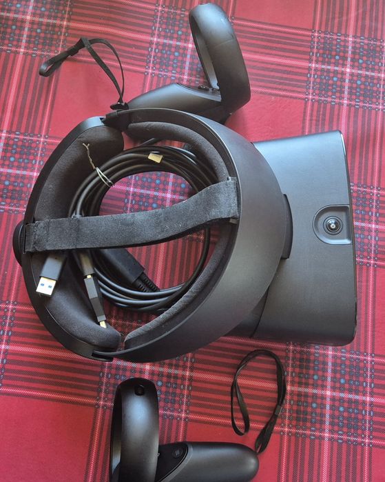 Продавам Oculus Rift S  с 2 оригинални контролера и куфар.
