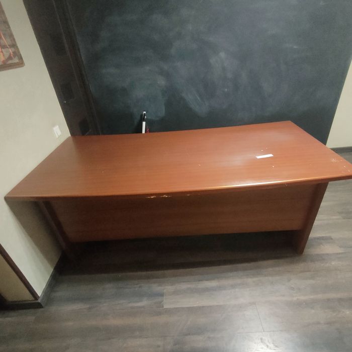 Холодильник, кровать, матрац, стол