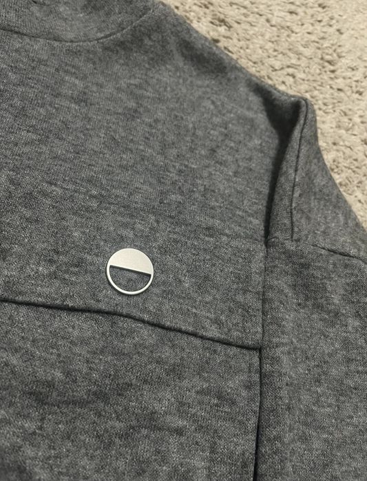 Bluză gri cu maneci lungi și buzunar frontal