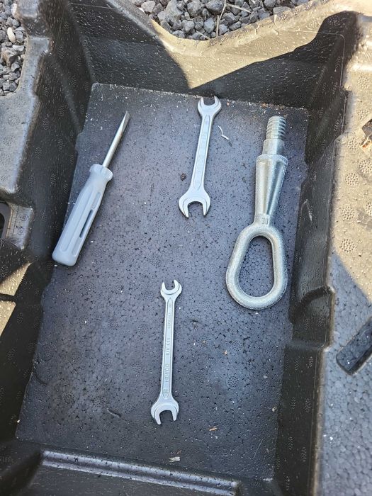 Trusa scule originala+carlig BMW X3 E83 DEZMEMBREZ BMW X3 E83