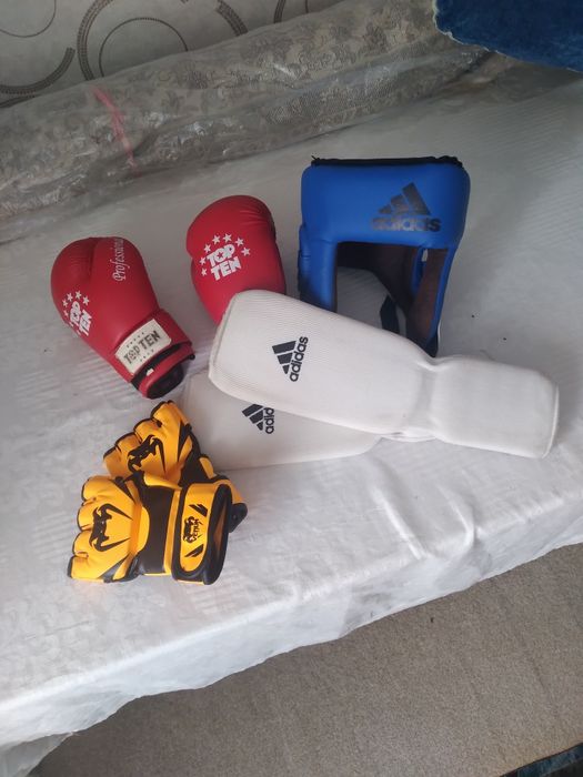 Шлем для бокса, перчатки, фути.