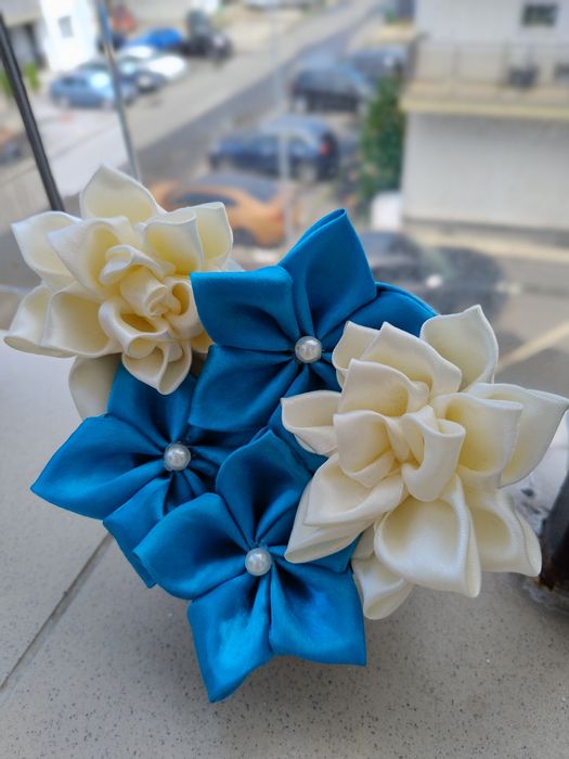 Aranjament floral din satin