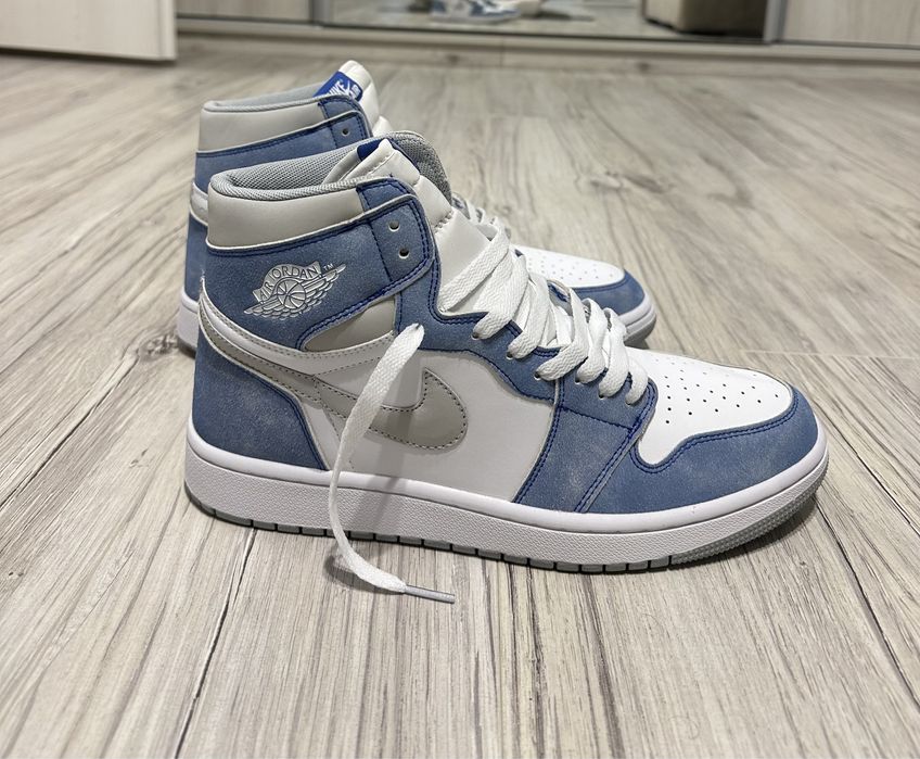 Air Jordan 1 Retro High OG "Hyper Royal" sneakers