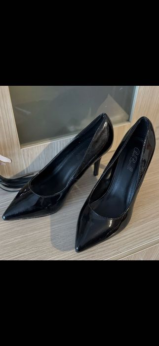 Високи черни обувки