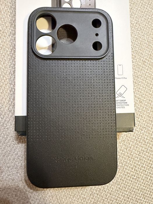 Кейс iPhone 17 Pro native union/Spigen