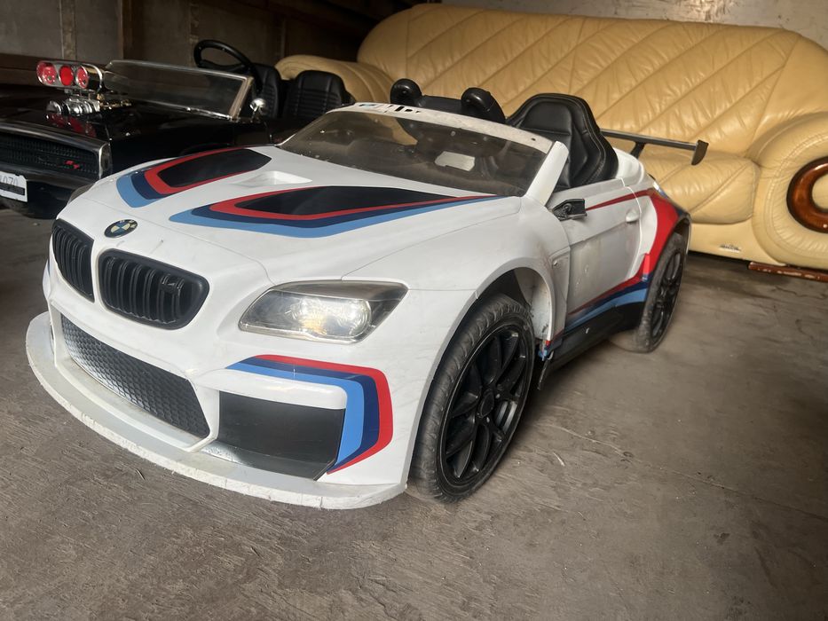 Детскаий электромобиль BMW