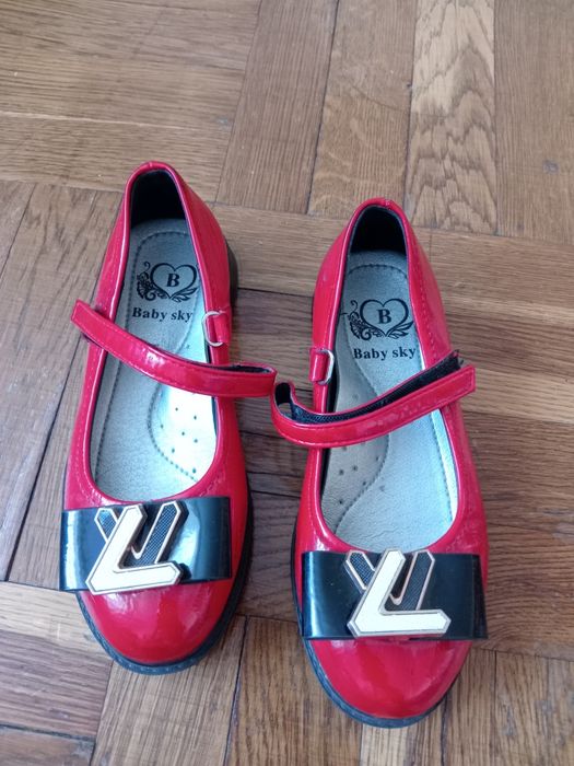 Продам туфли для девочки
