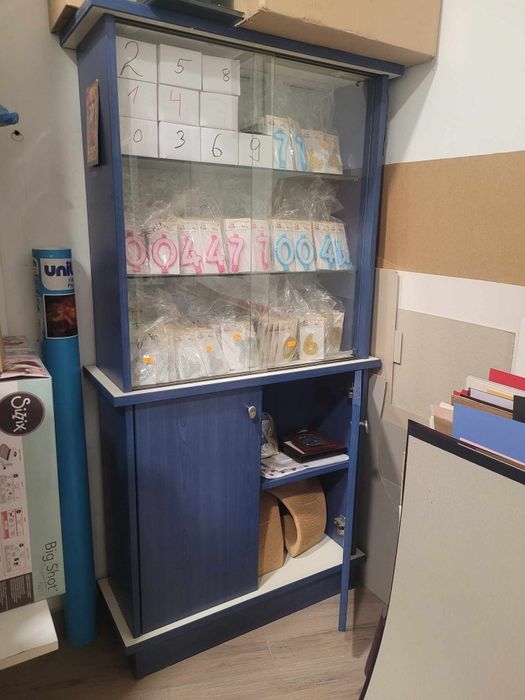 Продавам син шкаф със стъклена витрина