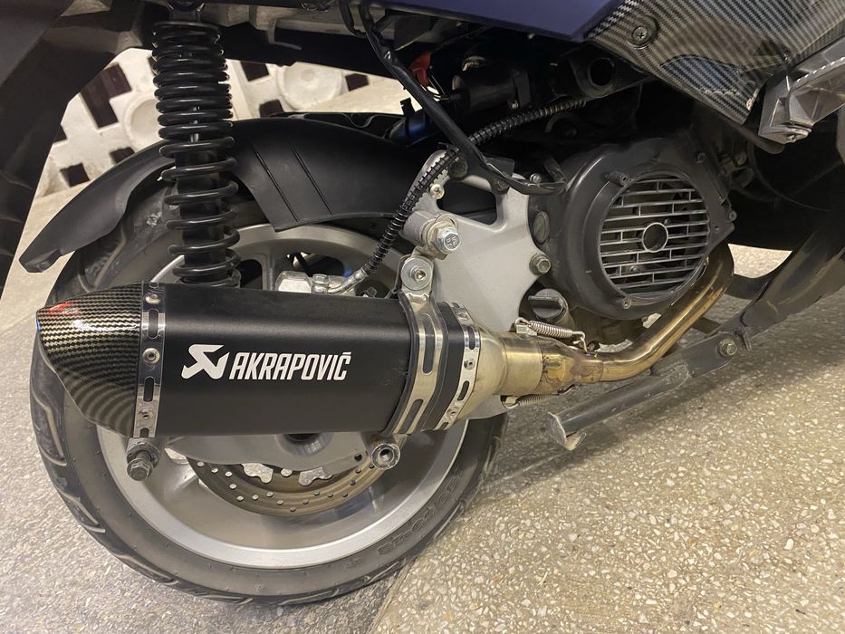 Глушитель Akrаpović с коленом