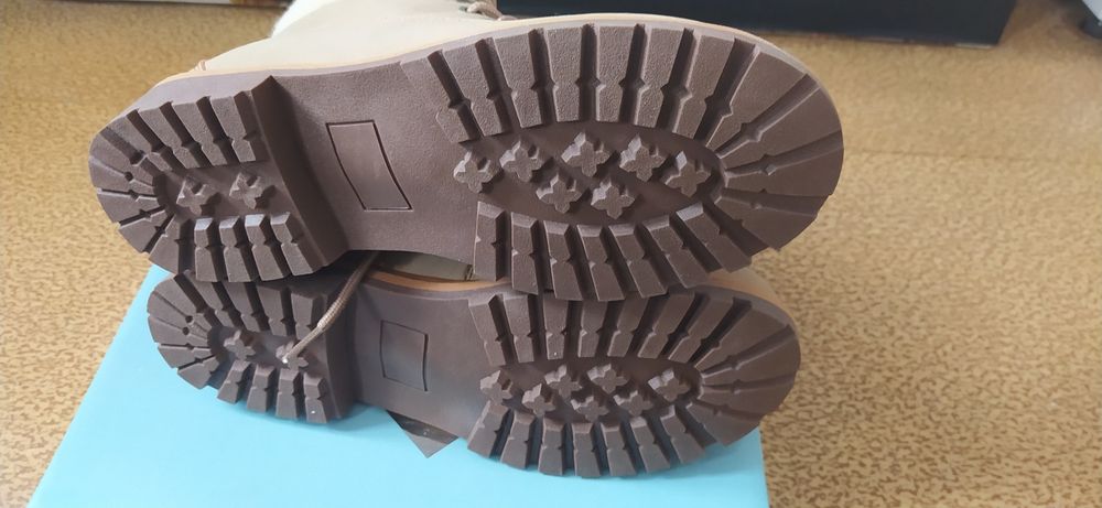 Боти/ кубинки в бежов и черен цвят, велур, 39 номер., чисто нови