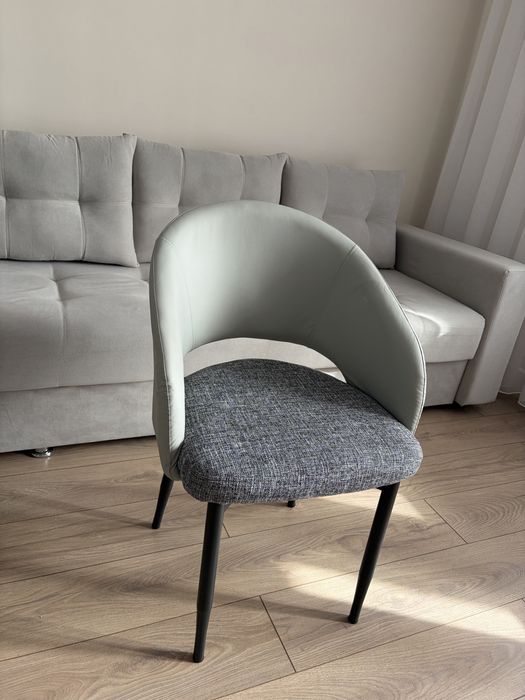 Диван, стол и стулья