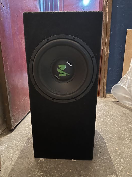 Сабвуфер в автомобиль.