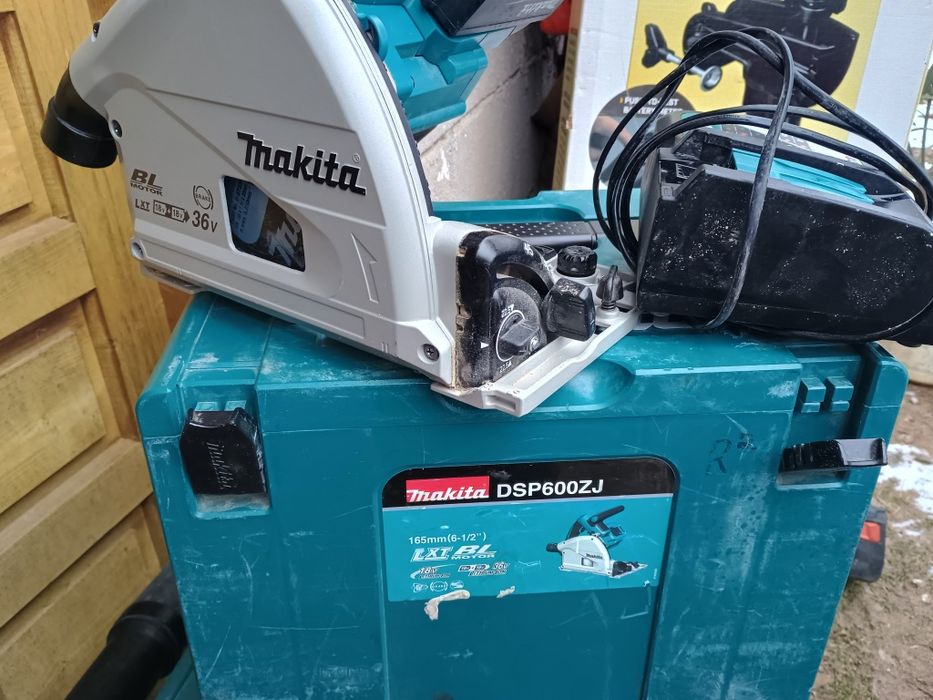Circular plonjare Makita dsp600, set cu 2 baterii,încărcător și cutie