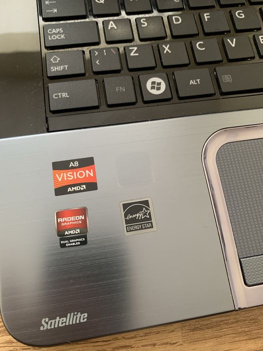 Laptop Toshiba display mare 17,3 led,250gb mem,4gb ram,cu incarcator.