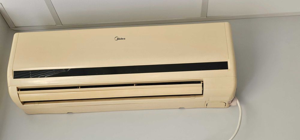 Продавам климатик midea
