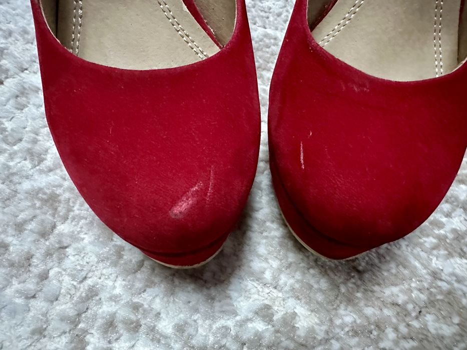 Pantofi rosii cu toc