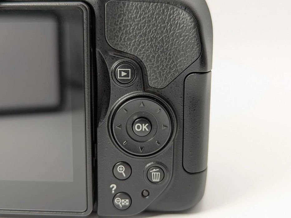 KIT DSLR Nikon D5300 + Obiectiv 18-55 + Geanta Nikon + Card 64GB | 10k cadre