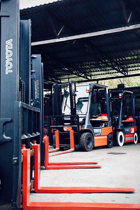 Сдаем в аренду погрузчики, кран, катки