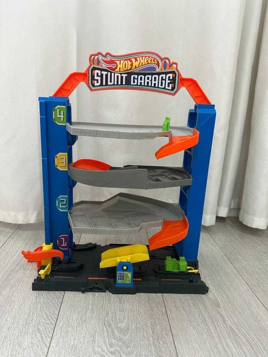 Гараж для машинок Hot Wheels четырехэтажный GNL70 ХОТ ВИЛС