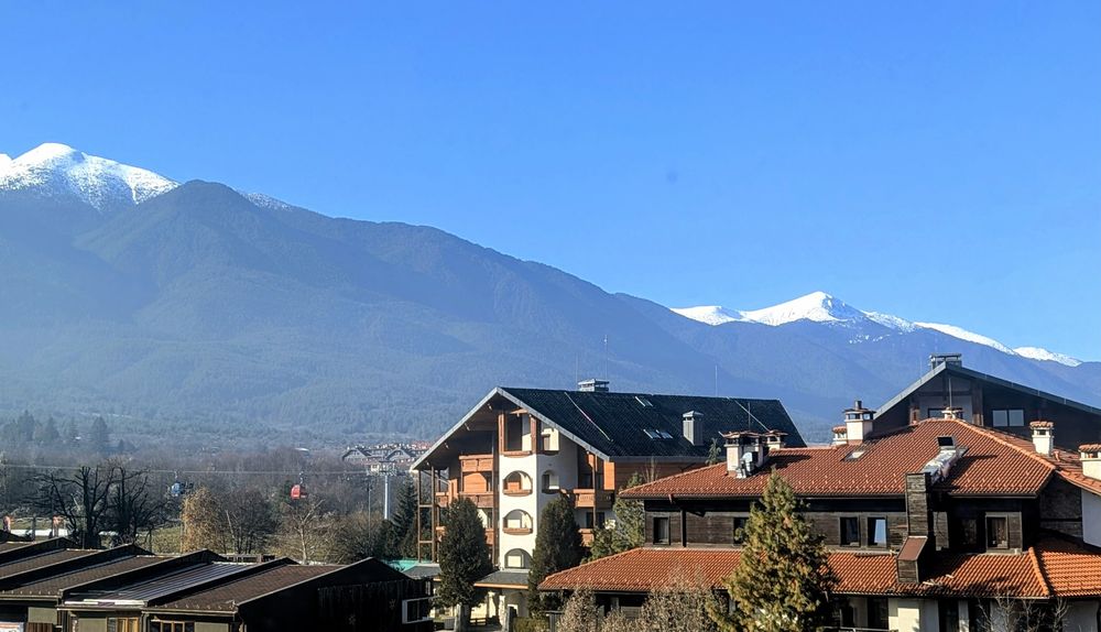 Просторен апартамент изглед към планината