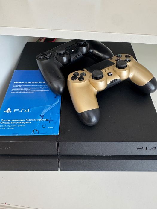 Продам Sony PS4 и два джойстика