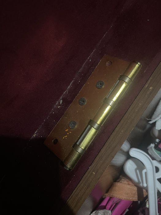 Продаеться старый сломанный диван