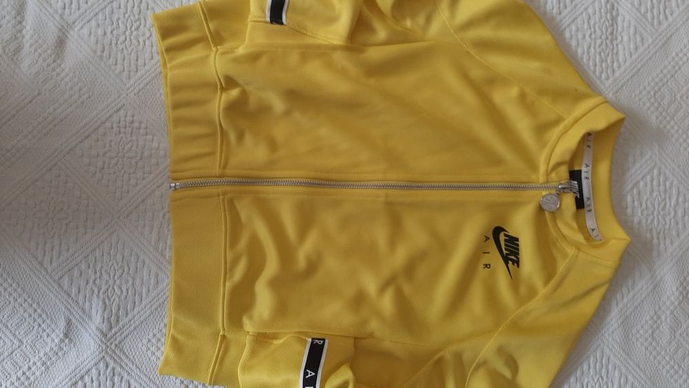 Bluza Nike marimea XS,de culoare galbena ,impecabila