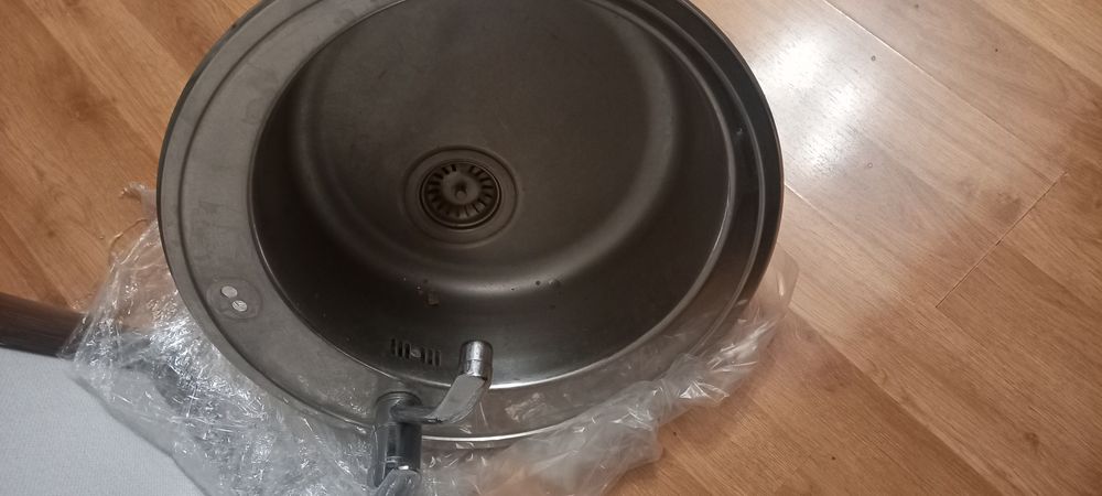 Раковина на кухне со смесителем