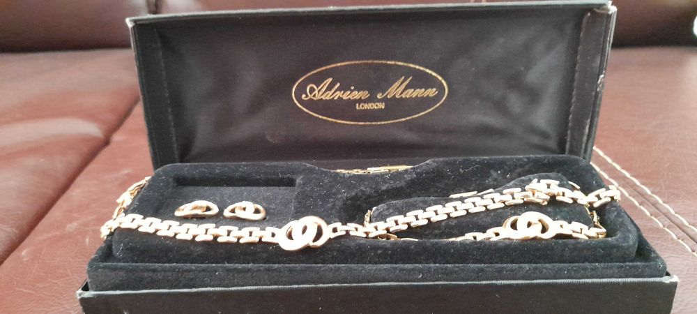 Златен сет огърлица,гривна и обици