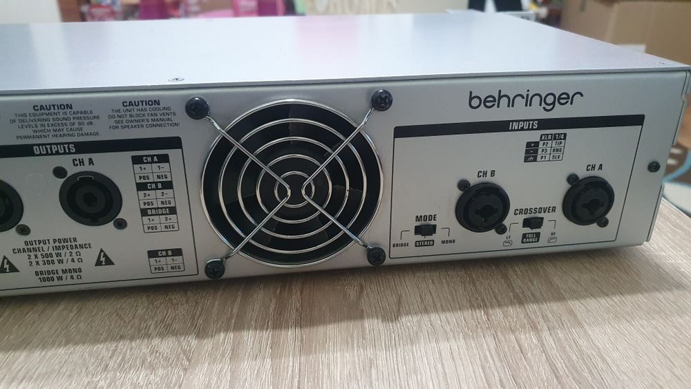 Amplificator Behringer NU1000