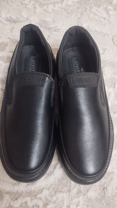 Продам женские кроссовки