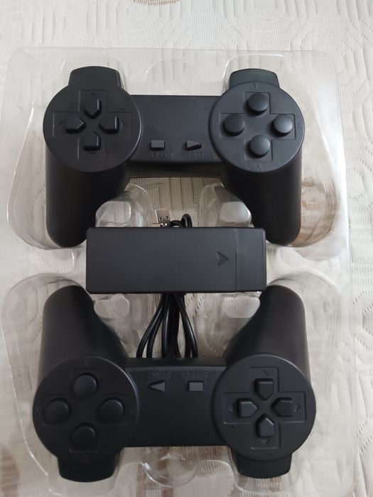 Ретро конзола с 2 джойстика.