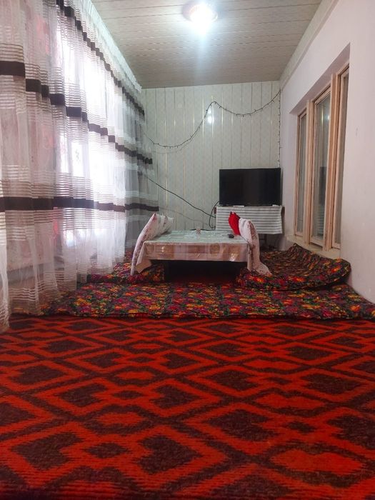 3 xonali uy sotiladi siroshni, mebellari bilan