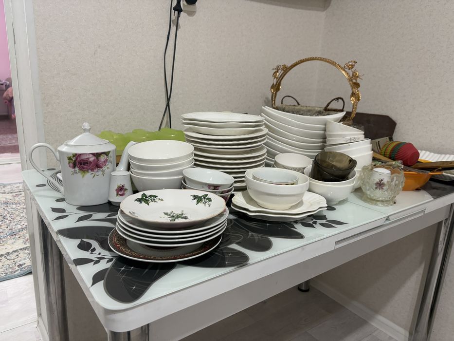 продам разные посуды и набор ножов асарти тарелки и пиалки и чайник тд