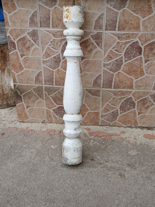 Vând stâlpi de beton albi.