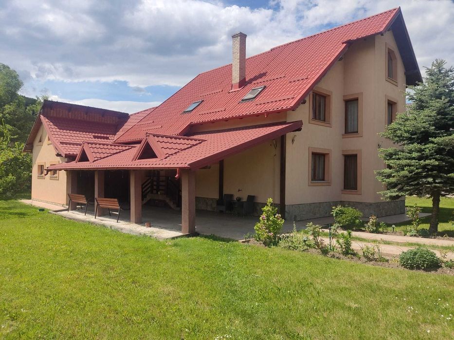 Pensiune și casa cu teren in Bucovina