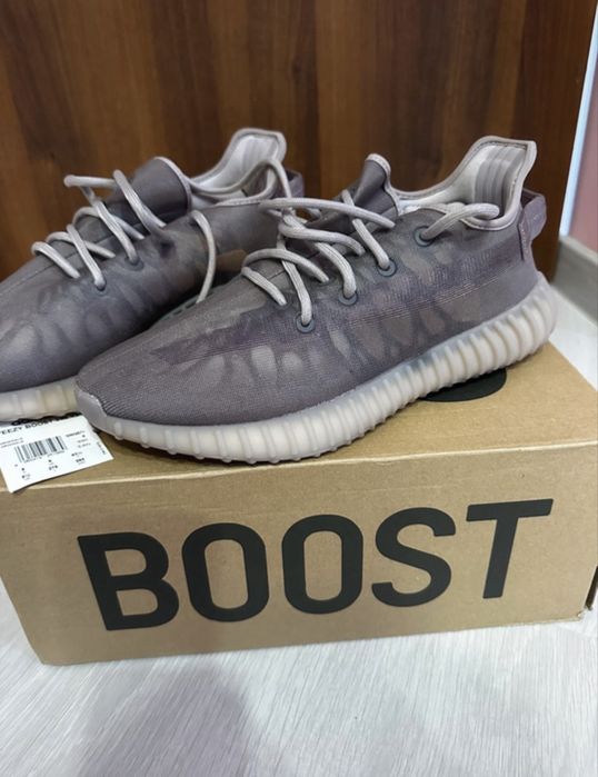 Yeezy Men's Boost 350 V2 Light UV Activated Colour-Changing Sneakers noi