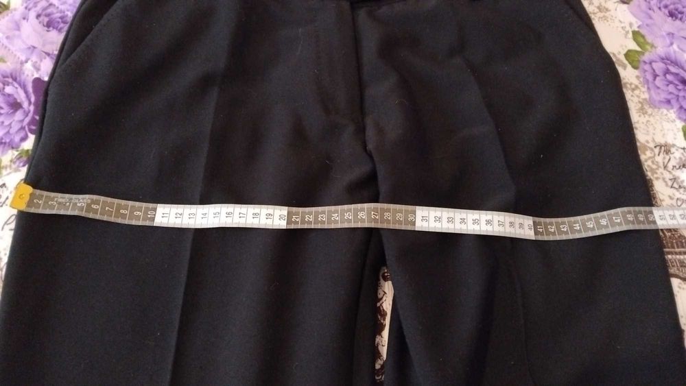 Продавам дамски черен панталон размер L