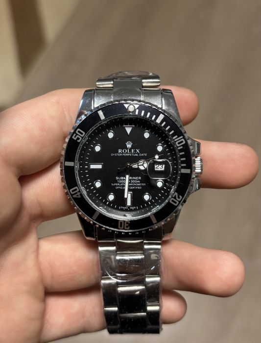 ceas argintiu cu cadran negru